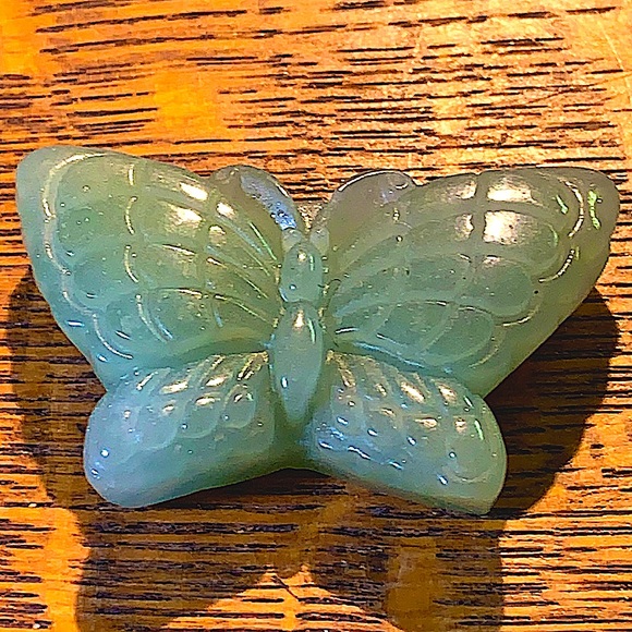 BUTTERFLY GREEN AVENTURINE CARVED CRYSTAL - Picture 2 of 9